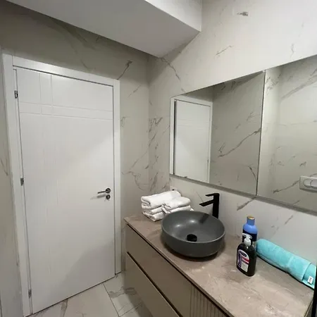 Aia & Appartamento Tirana