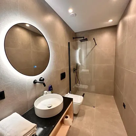 Aia & Appartamento Tirana